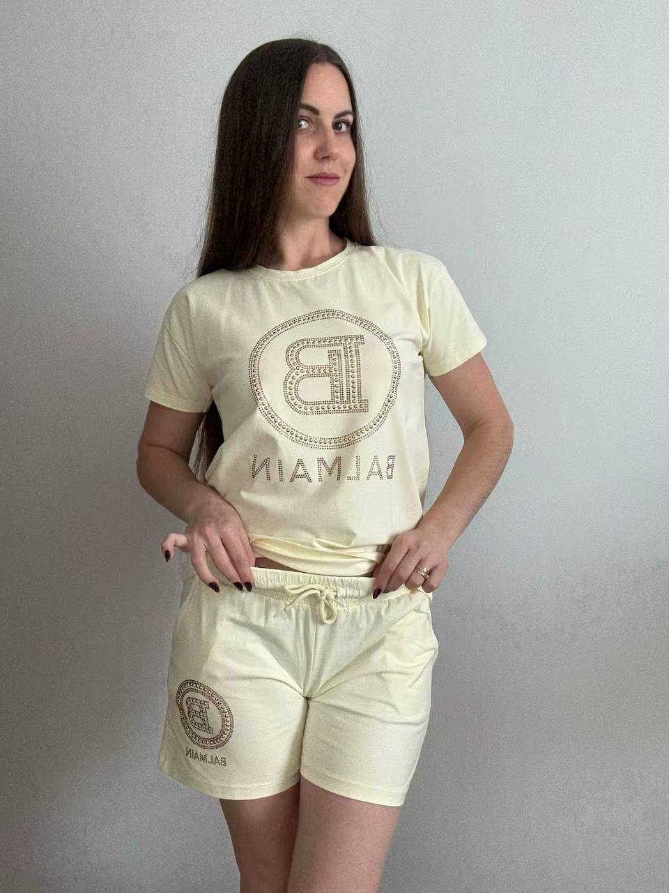 Damski komplet letni bawełniany t-shirt i szorty ze strasami (kolor jasnożółty / pastelowy)