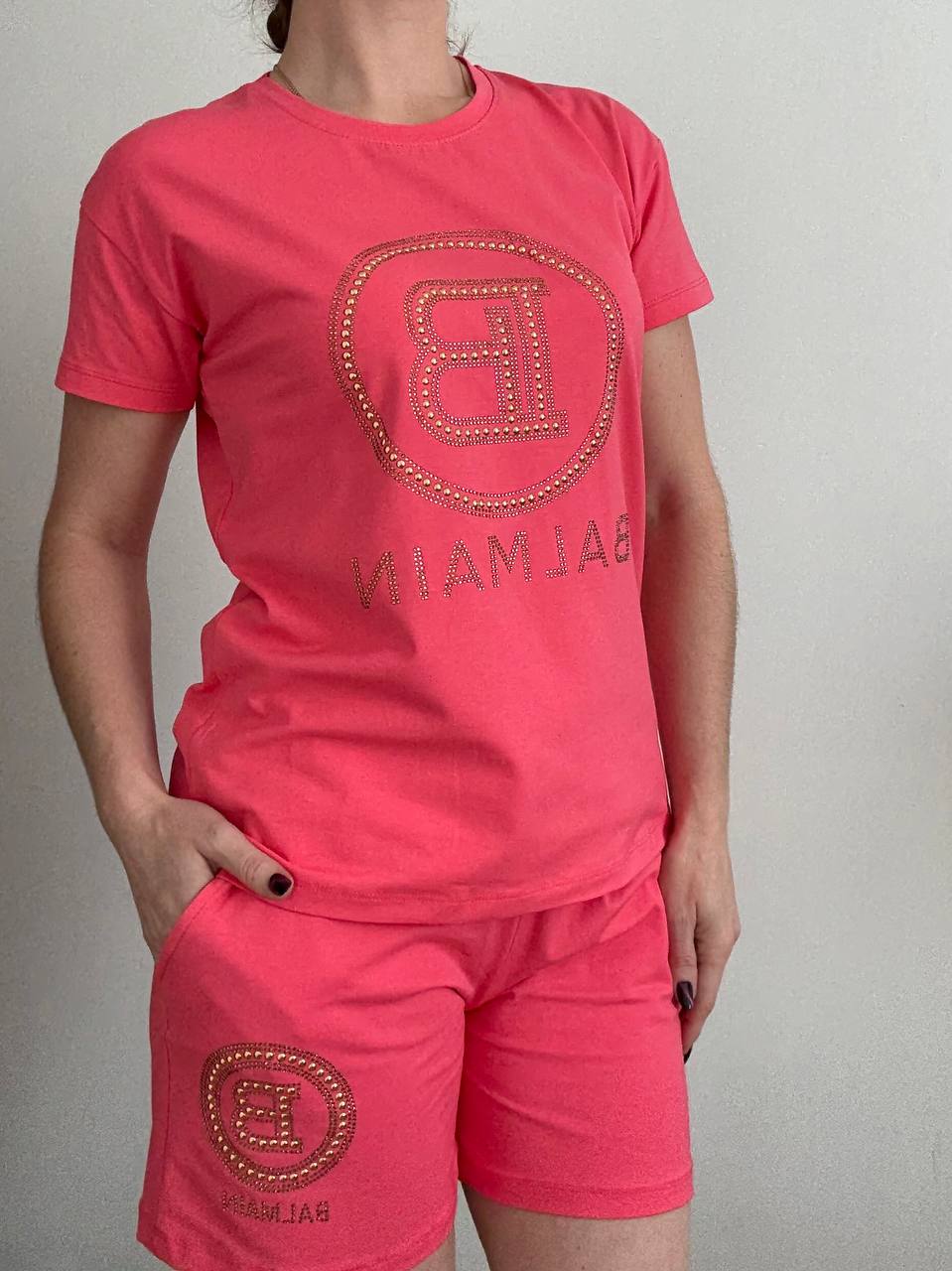 Damski komplet letni bawełniany t-shirt i szorty ze strasami (kolor jasnożółty / pastelowy) - Зображення 2