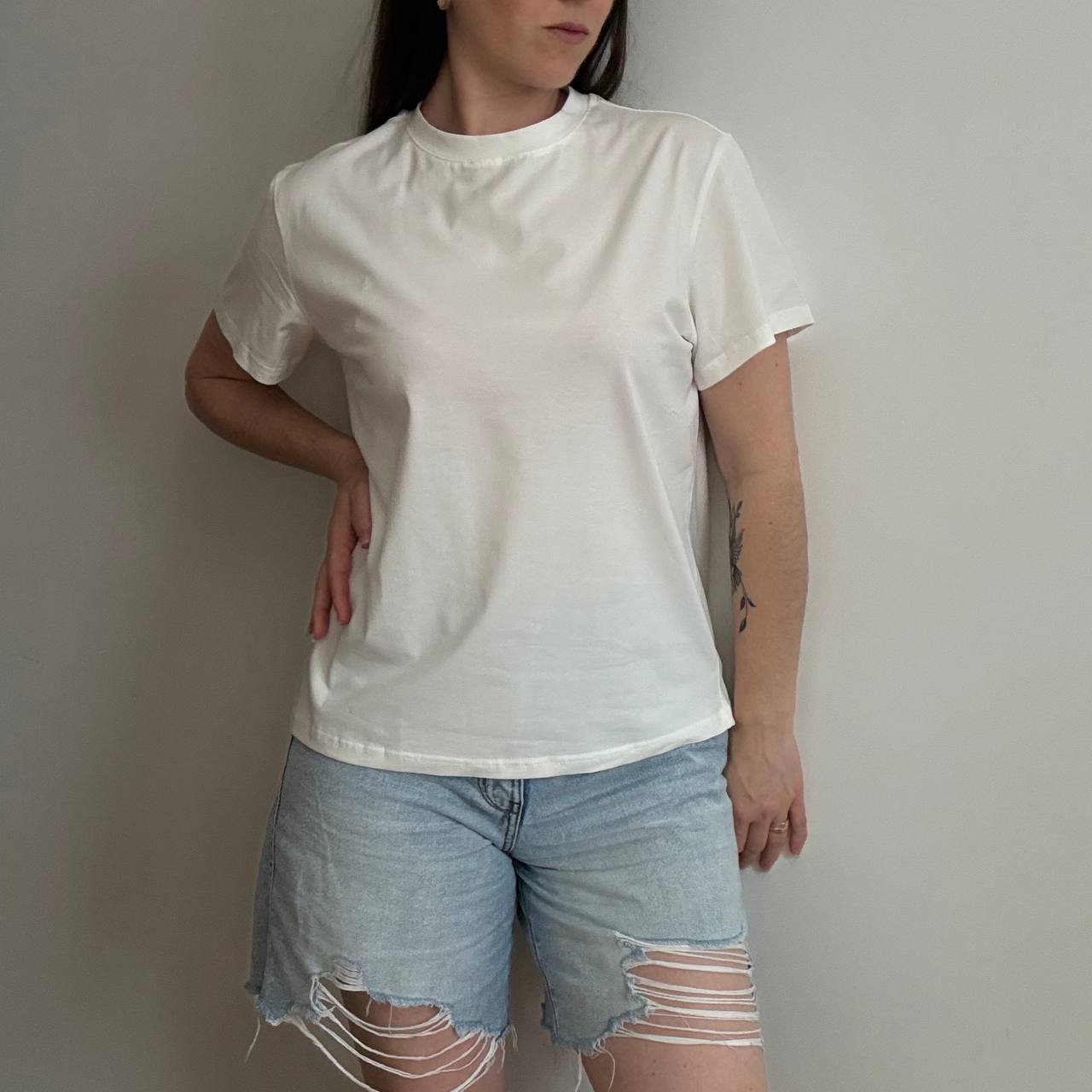 Damska koszulka Basic Premium Cotton — kremowa, bawełniana - Зображення 10