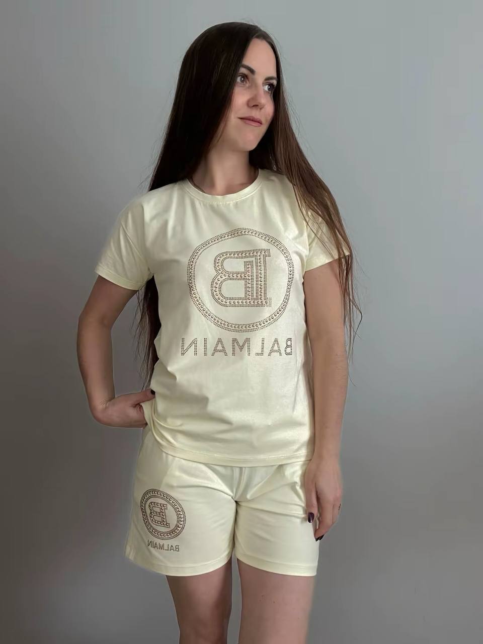 Damski komplet letni bawełniany t-shirt i szorty ze strasami (kolor jasnożółty / pastelowy) - Зображення 4