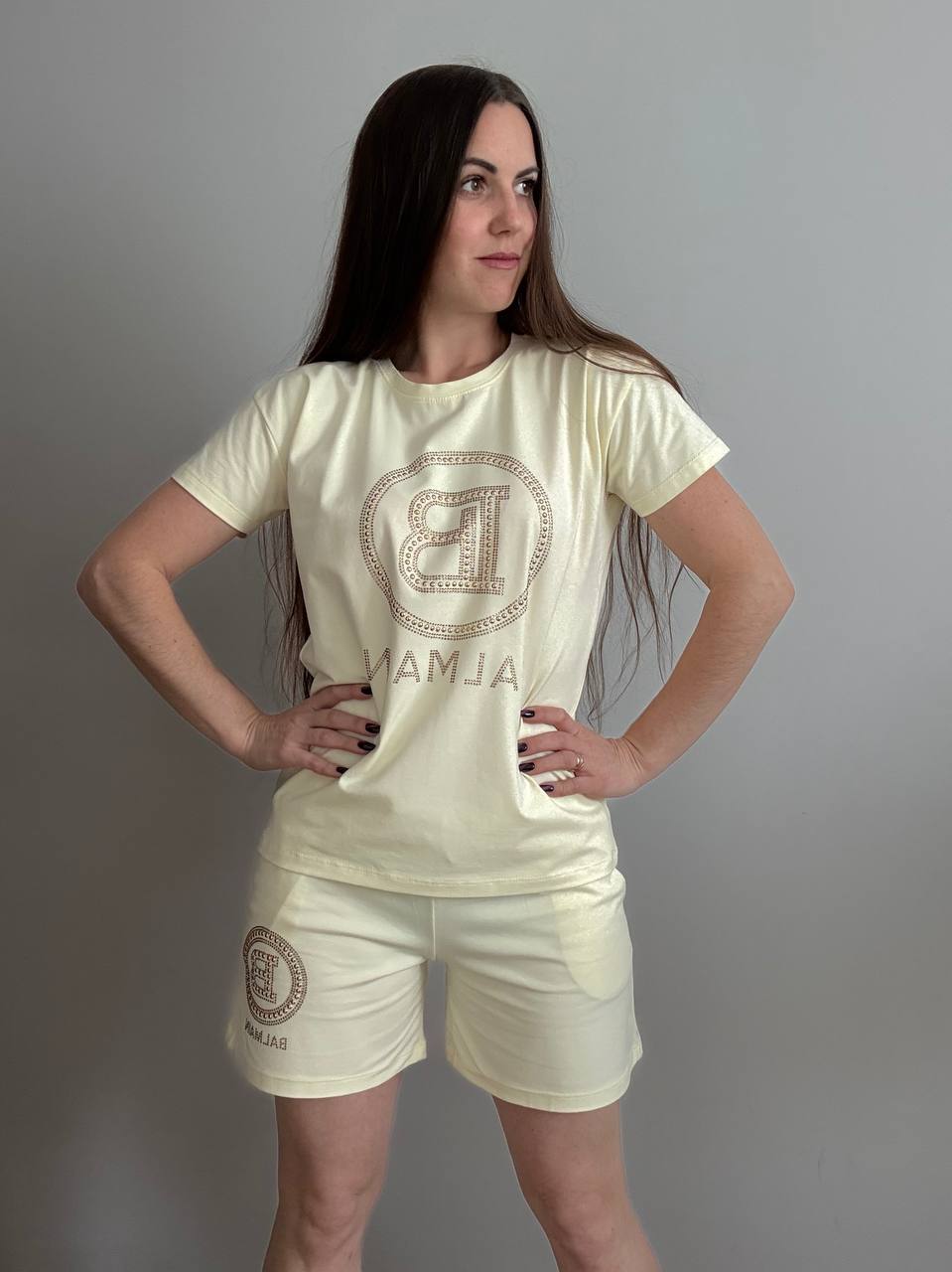 Damski komplet letni bawełniany t-shirt i szorty ze strasami (kolor jasnożółty / pastelowy) - Зображення 3