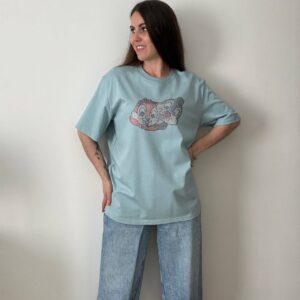 Damski T-shirt oversize z aplikacją z cyrkonii „Chip i Dale” — Miętowy / Jasnoniebieski