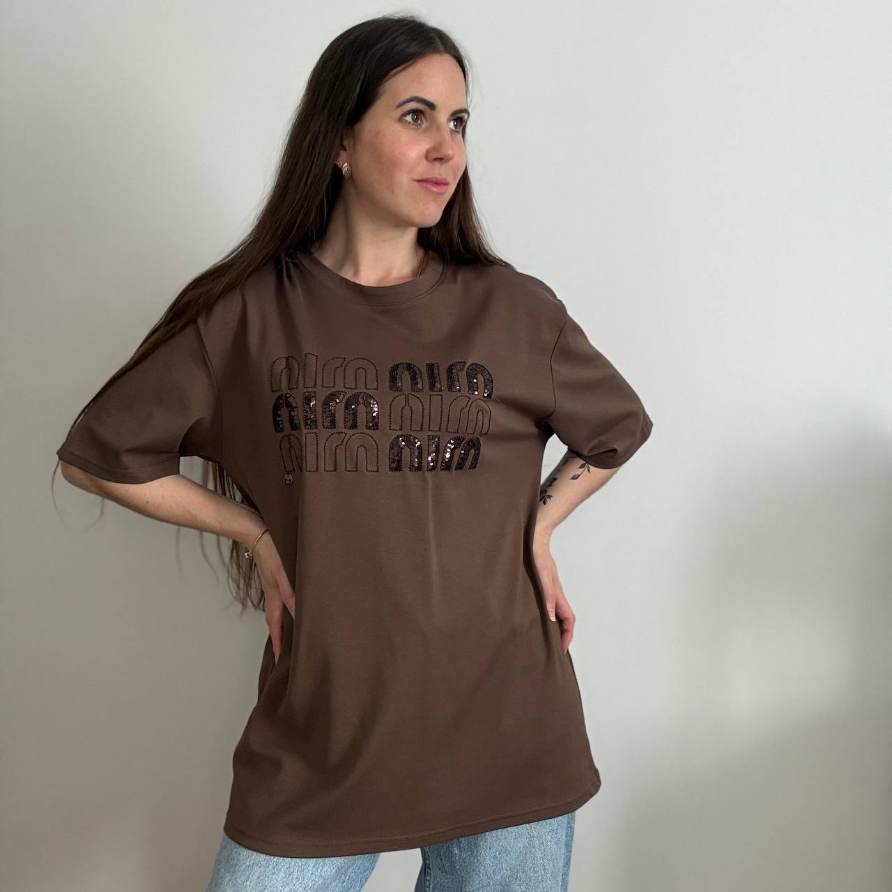 Damski T-shirt oversize z aplikacją — Rozmiar Uniwersalny (Biały / Czekoladowy)