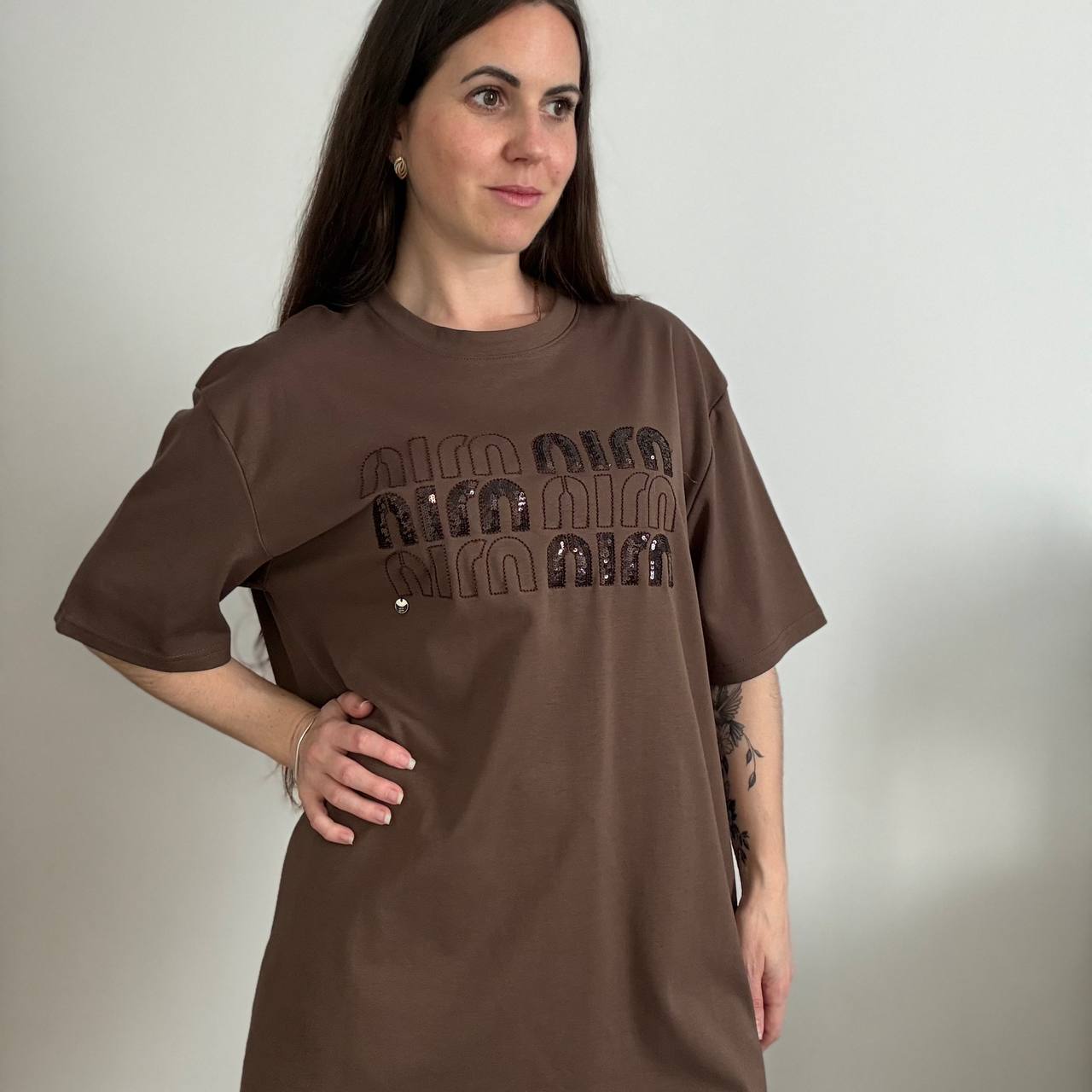 Damski T-shirt oversize z aplikacją — Rozmiar Uniwersalny (Biały / Czekoladowy) - Зображення 2