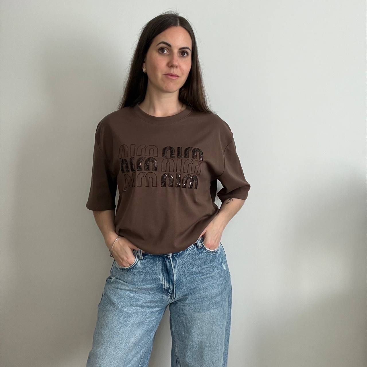 Damski T-shirt oversize z aplikacją — Rozmiar Uniwersalny (Biały / Czekoladowy) - Зображення 3
