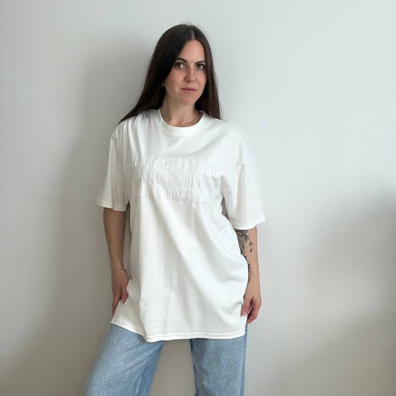 Damski T-shirt oversize z aplikacją — Rozmiar Uniwersalny (Biały / Czekoladowy) - Зображення 4
