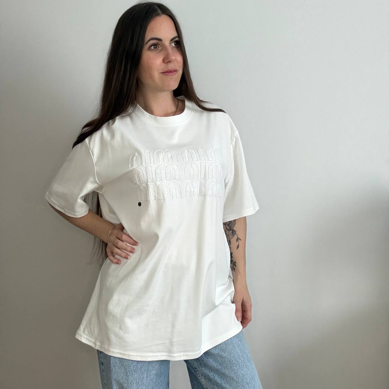 Damski T-shirt oversize z aplikacją — Rozmiar Uniwersalny (Biały / Czekoladowy) - Зображення 5