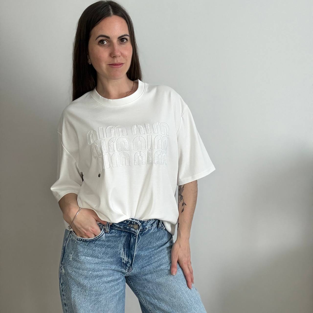 Damski T-shirt oversize z aplikacją — Rozmiar Uniwersalny (Biały / Czekoladowy) - Зображення 6