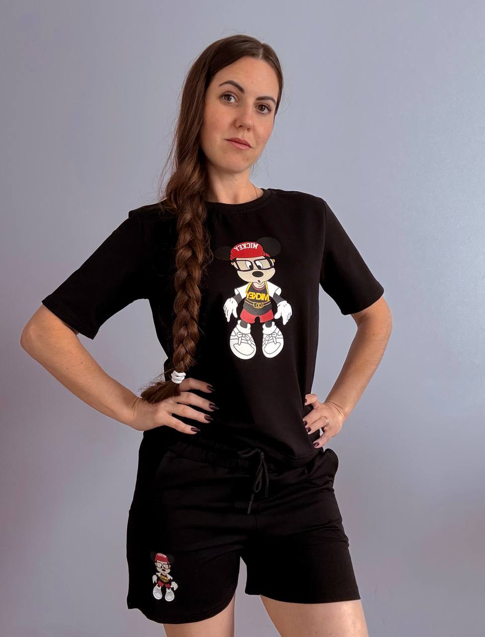 Czarny komplet bawełniany damski: T-shirt i szorty z nadrukiem Mickey - Зображення 2